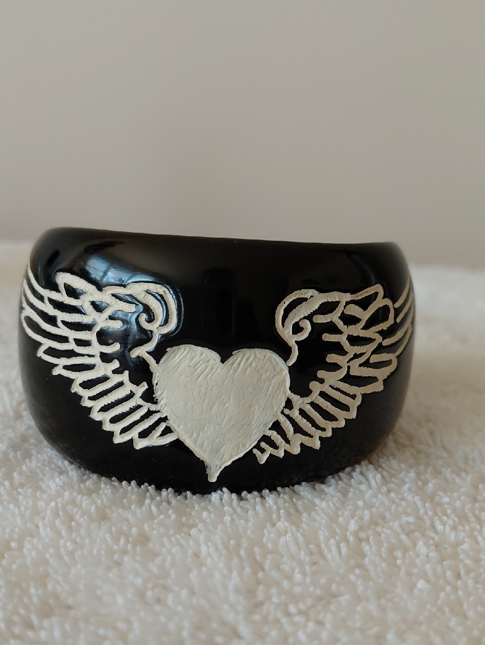 Trish McEvoy Black Resin Bangle with White Winged Heart - Picture 2 of 3